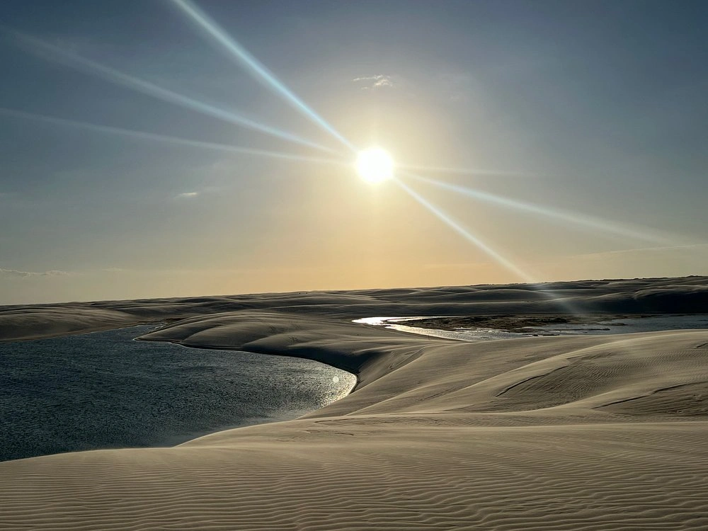 Faixa de areia extensa e preservada do Preá ao entardecer, com vento e mar aberto